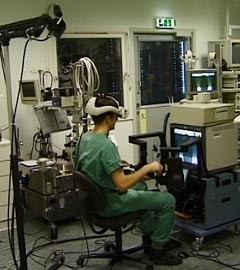 Figur 7    Operasjon med hodesporingssystemet. Tre kameraer over kirurgen monitorerer hodebevegelsene og overfører dem til…