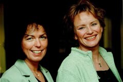 Grethe Aasved overlater ledervervet i Yngre legers forening til Bente Kristin Johansen.. Foto EJ Andersen