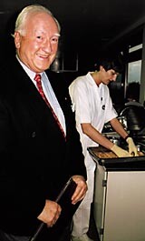Pensjonert restaurantdirekt&oslash;r Einar Wang er blitt servicer&aring;dgiver ved Det Norske Radiumhospital. Foto I.M. H&oslash;ie