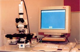 Figur 1    Et videokamera er koblet på et mikroskop og overfører bilder til en datamaskin som viser histologiske bilder og…