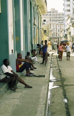 Venter på bedre tider? Gatebilde fra gamle Havanna. Alle foto privat