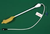 Figur 1  Endorektal spole. Fremst p&aring; den rektale plastsonden er antennen montert i en ballong med en preformert flate som&hellip;
