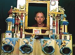 Jaap den Hertog gleder b&aring;de barn og voksne med blant annet miniatyrteater i et panopticum. Begge foto T. Sundar