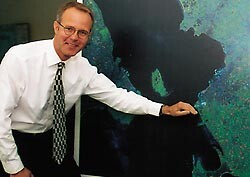 Peter Halken viser &Oslash;resundsbrons sentrale plassering i regionen. Foto T. Sundar