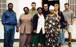 Empilweni-prosjektet, det tverrfaglige og ”tverrfarglige” team. Forfatteren nest ytterst til høyre på bildet. Foto Jenny…