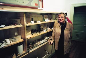 Solveig Sandvik bruker mye tid til &aring; dokumentere gjenstandene ved Den kombinerede Indretning. Begge foto &Oslash;. Larsen