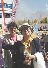 Åpningsseremoni: Ms. Liu Jiarong (til høyre) og visepresident i China Disabled Persons Federation Ms. Lu Man Hua. Alle foto…