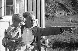 Truls og Trygve Braatøy «kikker over gjerdet». Foto J.F. Thaulow