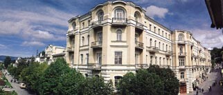 Sommer-Kislovodsk. Dens sol og varme, og de mange mineralkilder og kurbadsentre gjorde byen til et populært reisemål i den…