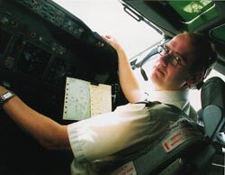 Johannes Arnesen hoppet av legekarrieren til fordel for en trangere, men likevel luftigere tilværelse som SAS-pilot. Begge…