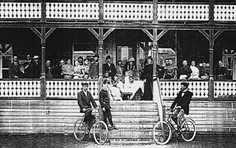  Figur 4    Hovedinngangen til Lisbetsæter Luft- og Vandkuranstalt med eiere og ansatte ca. år 1897. Eyvind Kraft står til…