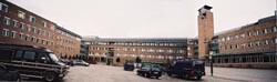 Figur 10    Fløyene strekker (fang)armene ut mot deg når du ankommer Rikshospitalet i Oslo. Foto Ø. Larsen 2000