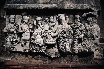  Figur 2    Decennaliebasen på Forum Romanum, med solguden avbildet helt til høyre