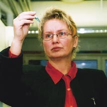Bente Mev&aring;g med en pr&oslash;ve som kan inneholde DNA til en drapsmann. Hun er leder for det rettsgenetiske arbeidet knyttet til&hellip;