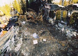 Figur 1 En av de omkomne ble funnet under restene av lokaltogets f&oslash;rste vogn og hjulene til diesellokomotivet.
