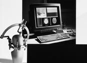 Figur 1    Fantom med stereotaksiramme. Patienten MR-scannes med rammen spændt på kraniet og MR-billederne overføres til en…