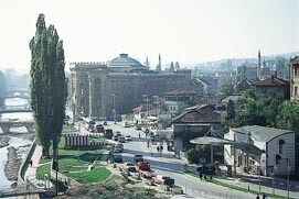 Sarajevo sett fra en av de mange åsene som omgir byen. Skjelettet av det nedbrente nasjonalbiblioteket i forgrunnen