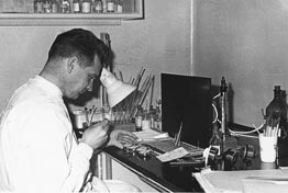 Olav Egeberg bestemmer koagulasjonstid. Rikshospitalet, omkring 1960