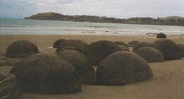 P&aring; s&oslash;r&oslash;stkysten av s&oslash;r&oslash;ya finnes en rekke store, runde steinkuler p&aring; 2 &ndash; 3 meter i diameter. De ble dannet dypt inne i&hellip;