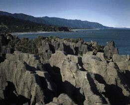 P&aring; den nordvestlige delen av s&oslash;r&oslash;ya ligger Pancake-Rocks. P&aring;virkning fra hav, vind og regn har over &aring;r omformet den lagvise&hellip;