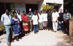 Den fulltallige staben foran WAMATA-senteret i Dar-es-Salaam. Helt til venstre senterets leder Barabona Thomas Mubondo. Nr…