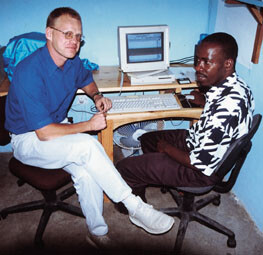 WAMATAs nye mediesenter. Her lages brosjyrer, pamfletter og annet helseopplysningsmateriale i HIV/AIDS-arbeidet. Til venstre…