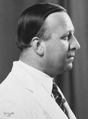 Oddmund Torgersen var distriktslege i Stranda frå 1924 til 1964. – Knapt nokon har gjort ein meir sjølvgløymande innsats i…