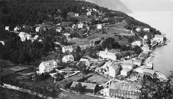 Det var ei vakker, lita bygd dokterparet kom til i 1924. Hotellet og doktergarden på Stranda fremst til venstre. Foto Martin…