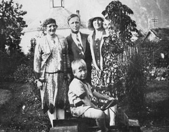 Dr. Torgersen med sine to kvinner, Aslaug og Ruth, og ”sjåfør” Edgar i dokterhagen. Privat foto. Ukjend fotograf