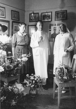 Det strøymde på med blomsterhelsingar frå heile distriktet då dr. Torgersen fylte 50 år. På biletet ser vi jubilanten mellom…