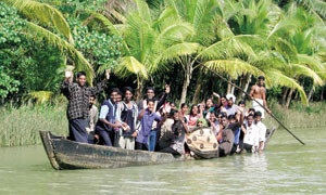 Kerala er tett befolket. Vi gjettet på at dette kanskje er en skoleklasse på tur? Alle foto ved Fagutvalget