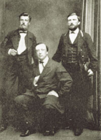 Figur  5  Bugge (til venstre), Munch (midten) og Blix fotografert i Buenos Aires 21.2 1870. Foto Holzschweissig (5)