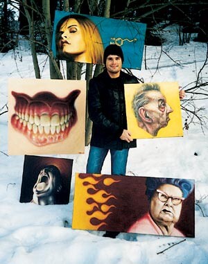Ole-Jacob Berge har tatt malersakene med til sykehustjenesten i Hamar. Her med noen av de omtalte bildene Dopamine,…
