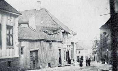 Prinsens gate i Skien ca. 1875. Fra grisehus og utette priveter i bygårdene rant kloakk ut i gatene. Høy registrert…