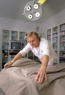 Som privatpraktiserende plastikkirurg i egen klinikk, bruker Just Omtvedt størstedelen av arbeidsdagen til kosmetisk kirurgi…