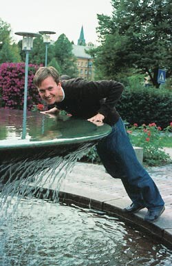 Den moderne kvedaren Jon Anders Halvorsen foretrekker hovedstadskveding i jeans. Foto Astrid Marie Lavoll-Nylenna