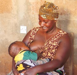 Tanzaniansk mor som ammer. Foto Peggy Koniz-Booher