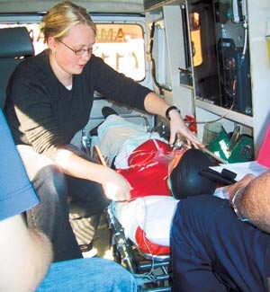 Veronica Knudsen trener på stabilisering og overvåking av en alvorlig syk pasient i ambulanse. Simuleringsøvelser er en…