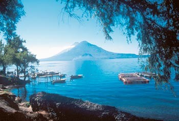 Innsjøen Atitlan i Solola blir omtalt som det nærmeste man kommer paradis på jord. Foto SCANPIX/Jim Berry