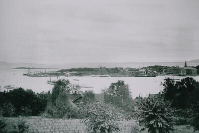 Marinens hovedverft omkring 1930. Foto Marinemuseet, som holder til i den store bygningen til høyre