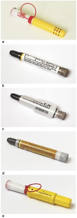 Figur 3  Autoinjektorer. Autoinjektorene i bruk i Forsvaret inneholder a) 2 mg atropinsulfat og 150 mg toksogoninklorid, b)…
