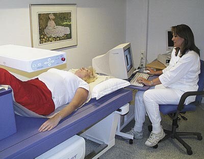 M&aring;ling av beinmengde ved dobbelt radioabsorpsjonsmetri (dual X-ray absorptiometri, DXA). Foto Anne Beth Moslet