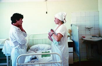 Mor med nyfødt barn i samtale med legen. Foto E. Heiberg