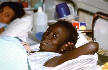 Denne kvinnen er en av mange som har fått behandling for obstetrisk fistel ved en spesialklinikk i Addis Abeba. Foto WHO/P…