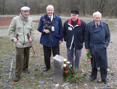 60 år etter frigjøringen av konsentrasjonsleiren Buchenwald ved steinen som markerer brakke nr. 41, der norske studenter var…