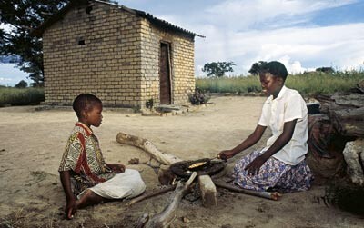 HIV-AIDS-epidemien har rammet Zimbabwe hardt, og disse to barna, Lovejoy (16 år) og lillesøster Indra (10 år), er blitt…