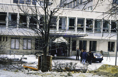 Figur 1  Operasjonsfløyen ved sykehuset i Tuzla etter et artilleriangrep i 1994. Foto Jacob Bergsland