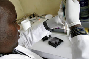 Fra Leger Uten Grensers hivprosjekt i Kibera-slummen i Nairobi. Laborant Justice utfører CD4-testing. Foto Henrik Glette…