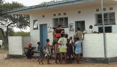 I Botswana har man brukt den økonomiske fremgangen til å styrke primærhelsetjenesten. 90 % av befolkningen har rimelig god…