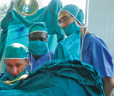 Praktisk opplæring i fistelkirurgi. Operatør er dr. Andrew Browning, mens Einar Lande og dr. Justus ser på. Foto Cathrine…